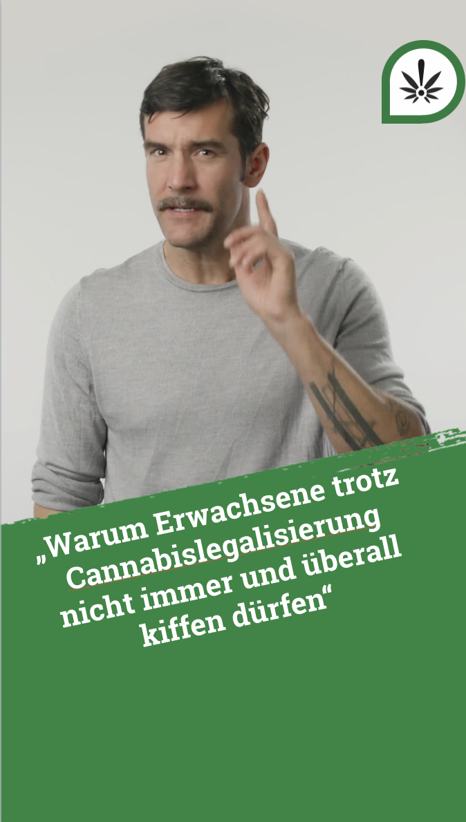 Mann mit gehobenem Finger macht Aussage 'Warum Erwachsene trotz Cannabislegalisierung nicht immer und überall kiffen dürfen'