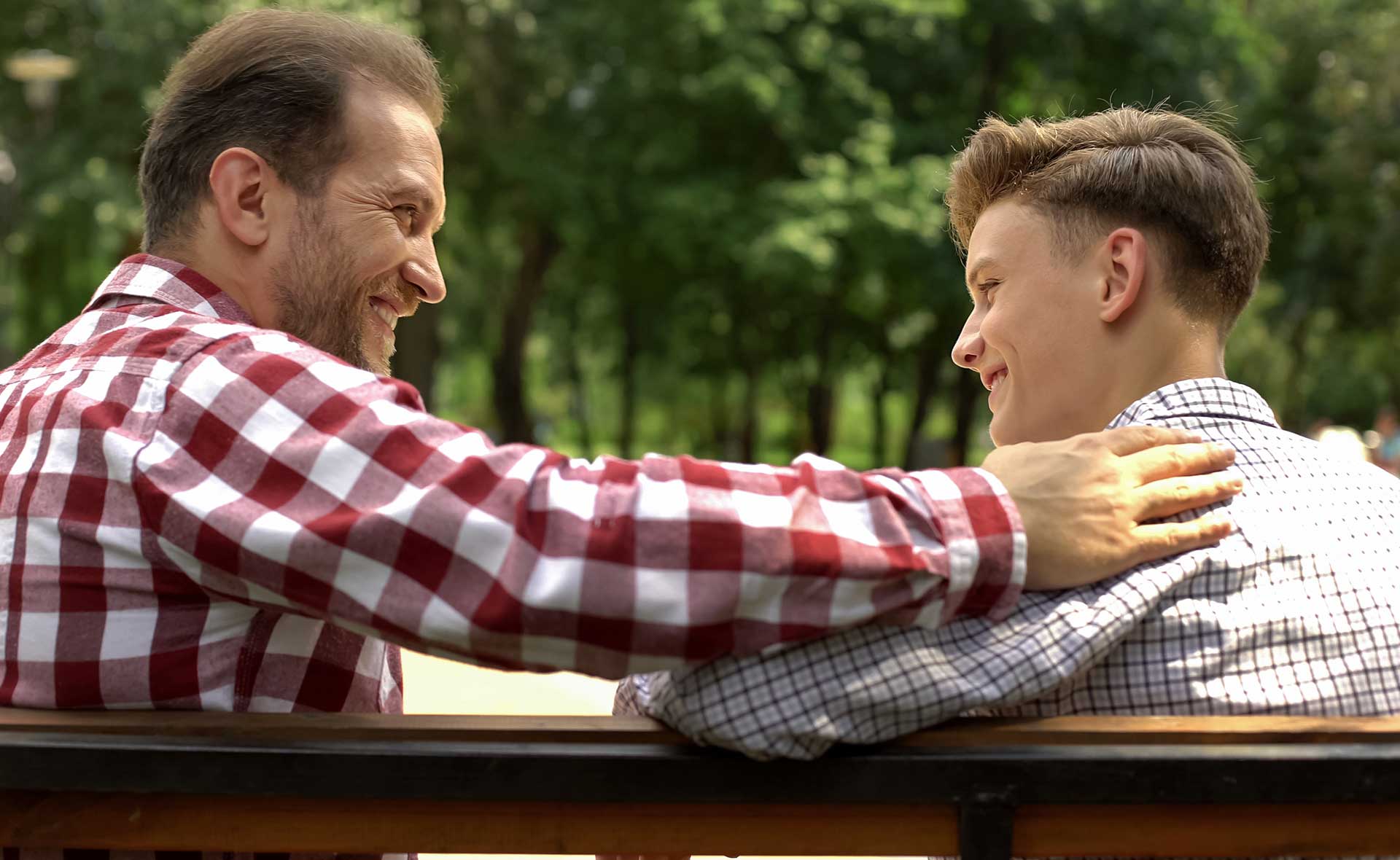 Ein Sohn im Gespräch mit seinem Vater.