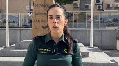 Una agente de la Guardia Civil avisando sobre la estafa del código QR.