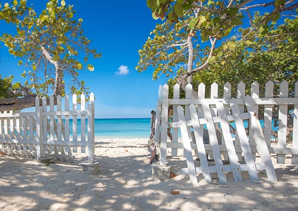 White sands of Cemetery Beach, Seven Mile Beach