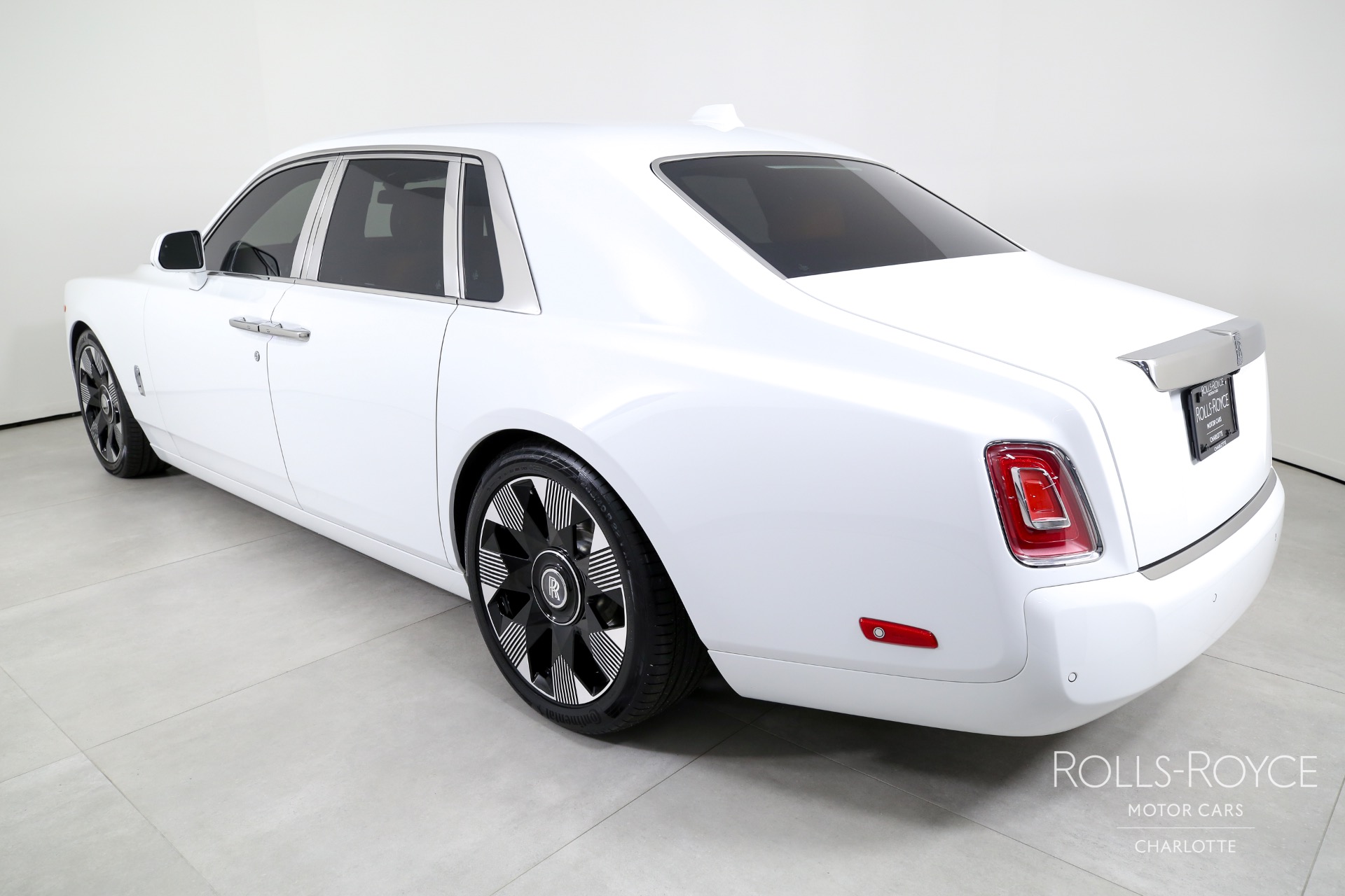 Siêu xe sang RollsRoyce Phantom 2018 đầu tiên lăn bánh