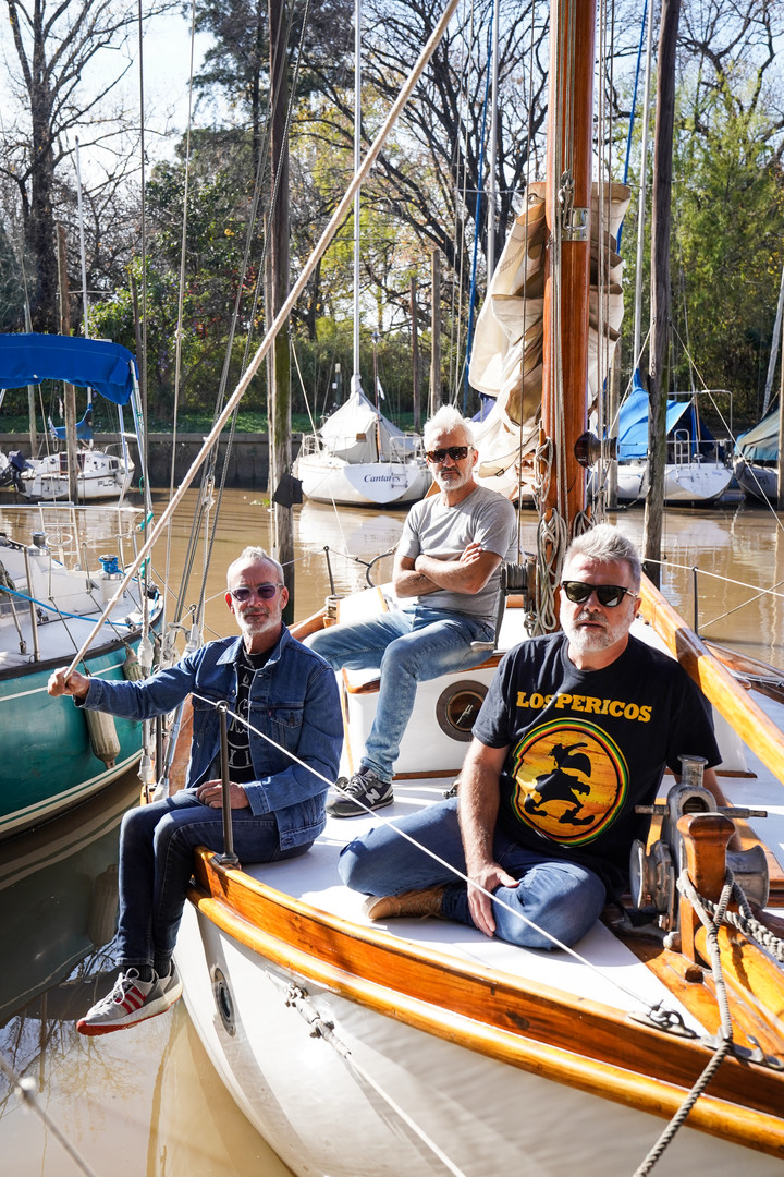 Diego y Marcelo Blanco junto a Juanchi en pleno barco propio. Foto Maxi Failla