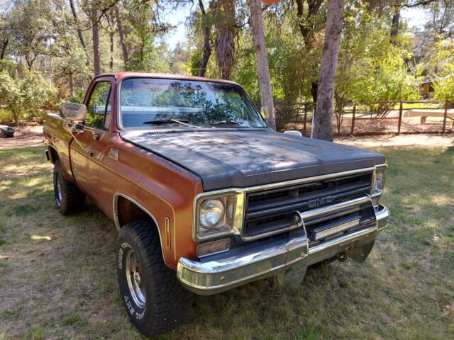 1976 GMC K10 (Brown/Black)