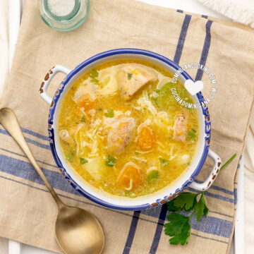 Caldo de pollo o gallina criolla.