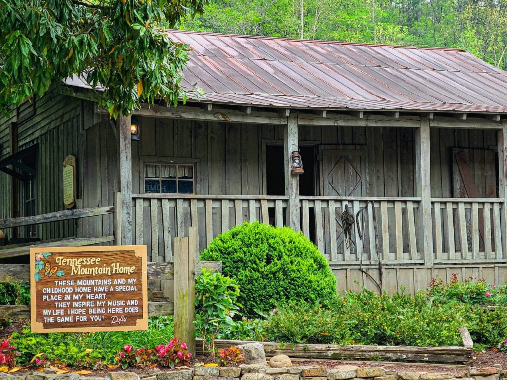 Dollys childhood home Dollywood