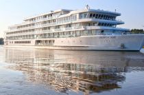 ACL-American Cruise Lines' ship American Jazz runs aground near Canton, Kentucky