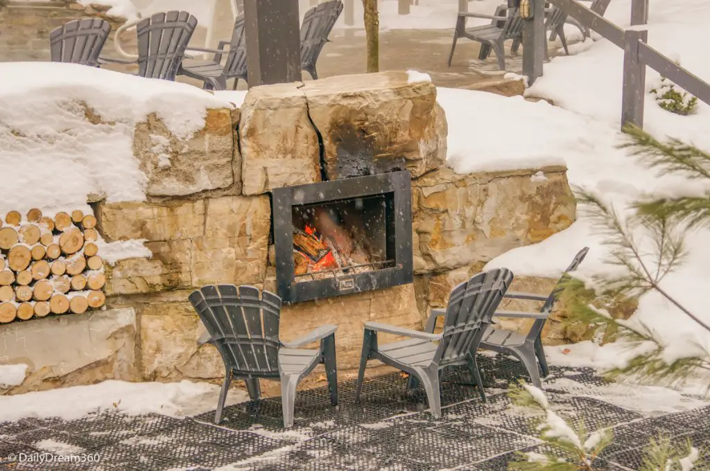 Warm treatment area, two chairs in front of a fireplace