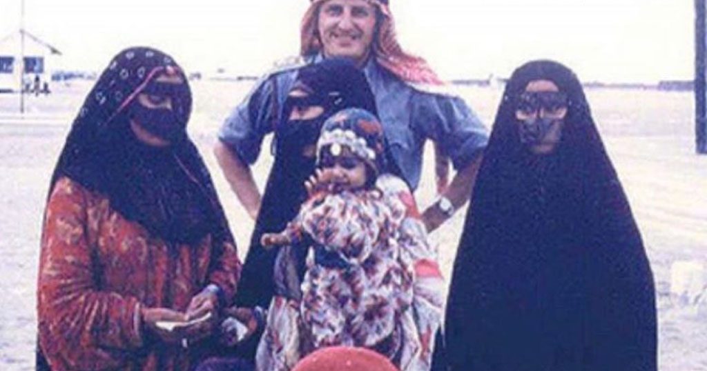 Arab women wearing traditional clothes