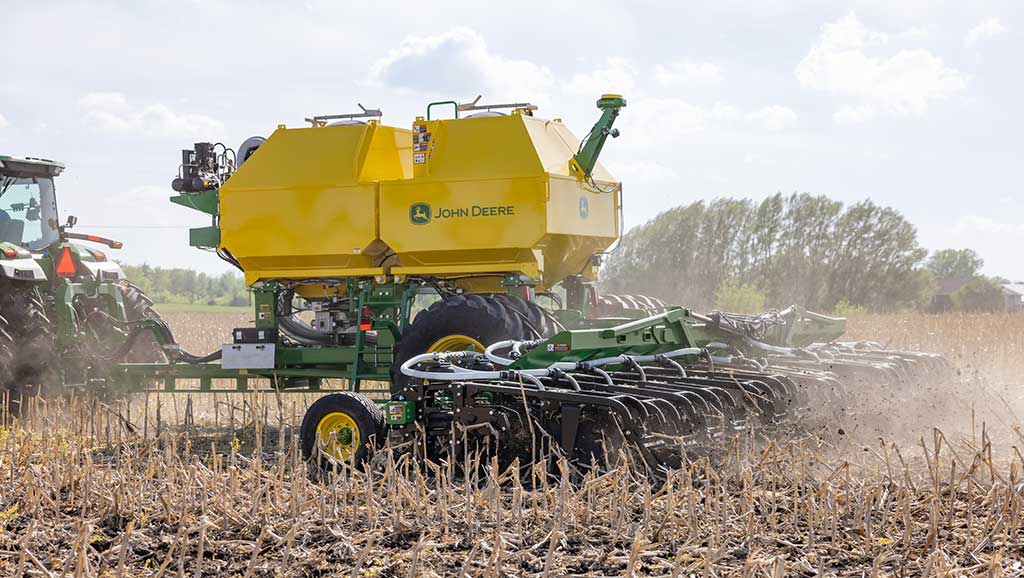 John&nbsp;Deere Strip-Till Solutions in field