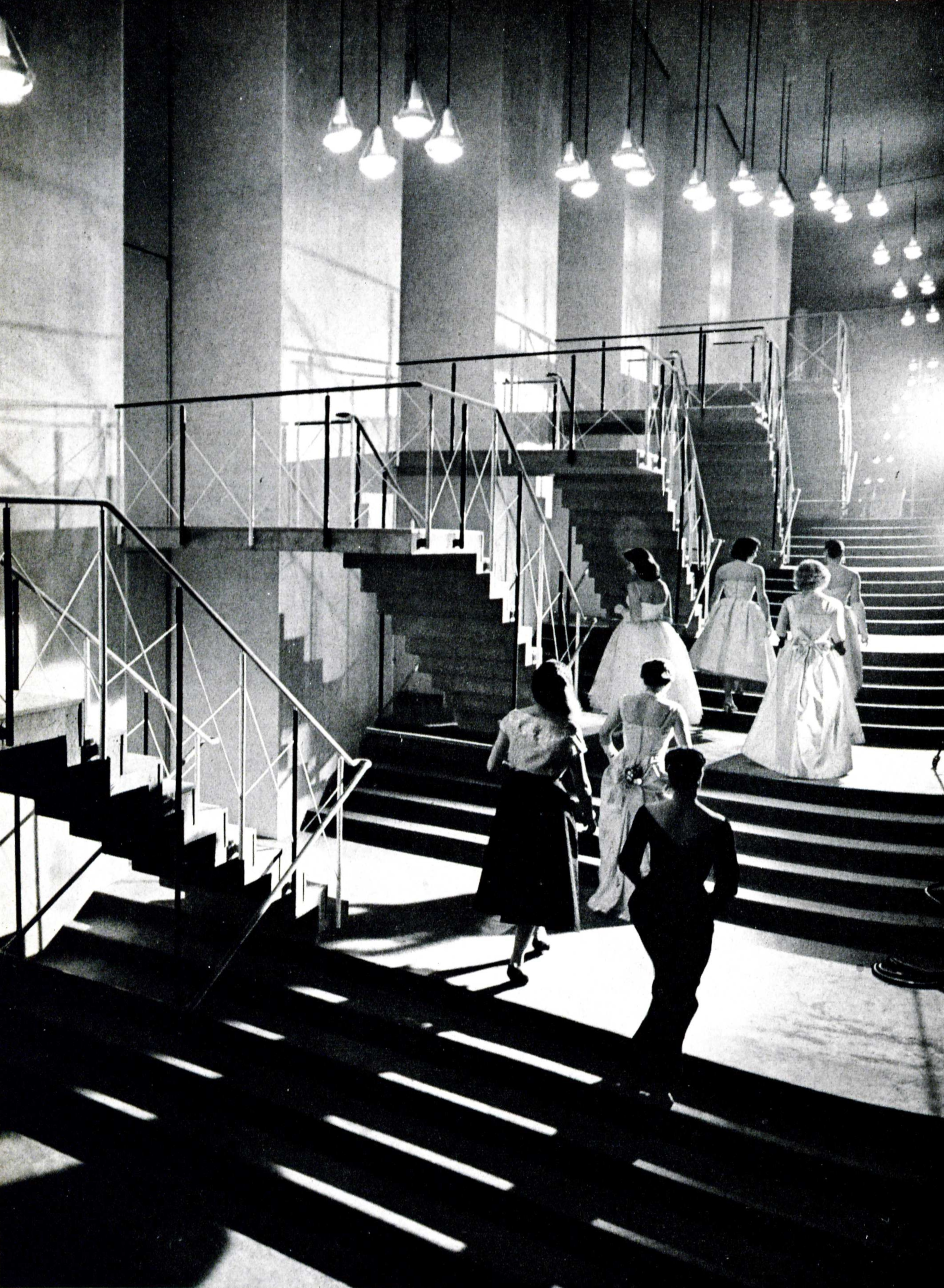 Zeitreise in die 1950er-Jahre: Der Treppenaufgang zum Parkett im damals gerade eröffneten Nationaltheater Mannheim.