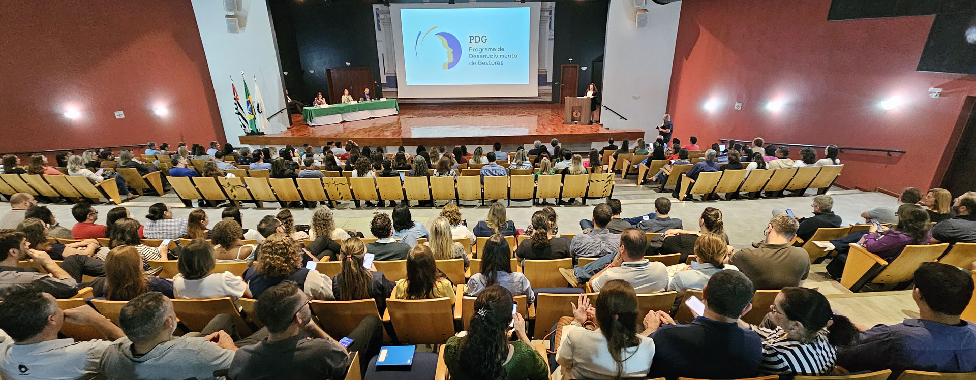 Servidores lotam plateia do auditório FCM