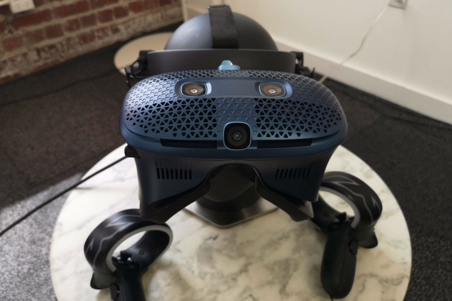 HTC Vive Cosmos vs. Vive Pro | Digital Trends