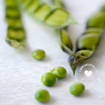 Guandules (pigeon peas).