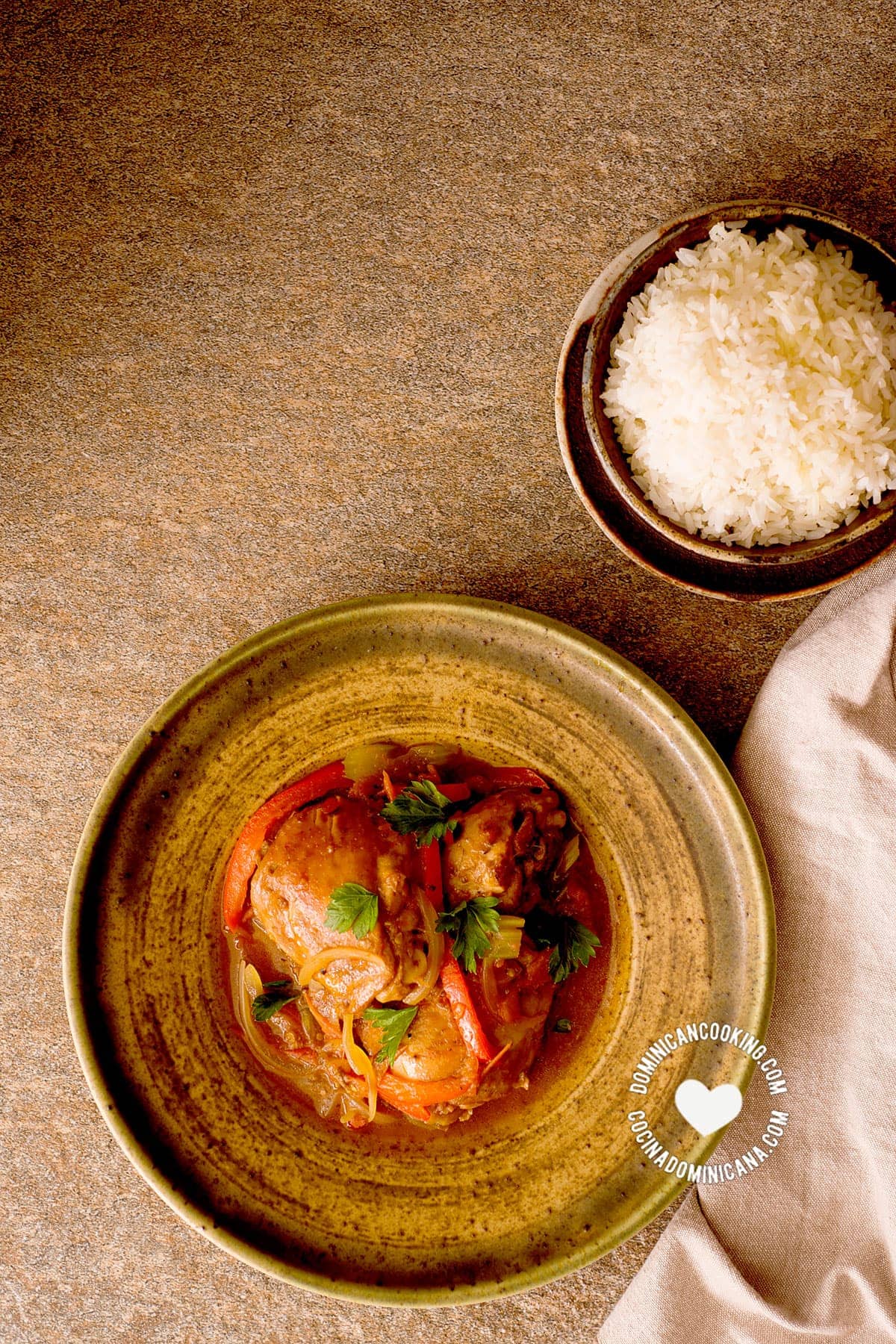 Plato de pollo guisado