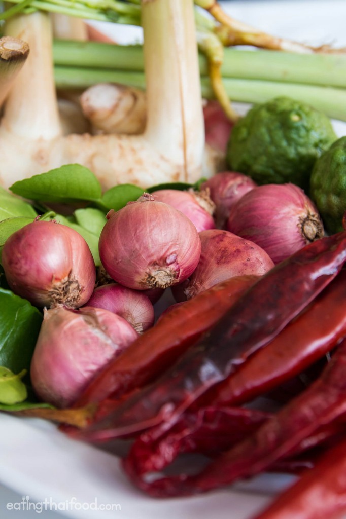 how to make Thai red curry paste