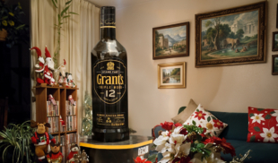 Familia decide que este año su arbolito de Navidad se cambia por una botella gigante de Grant’s