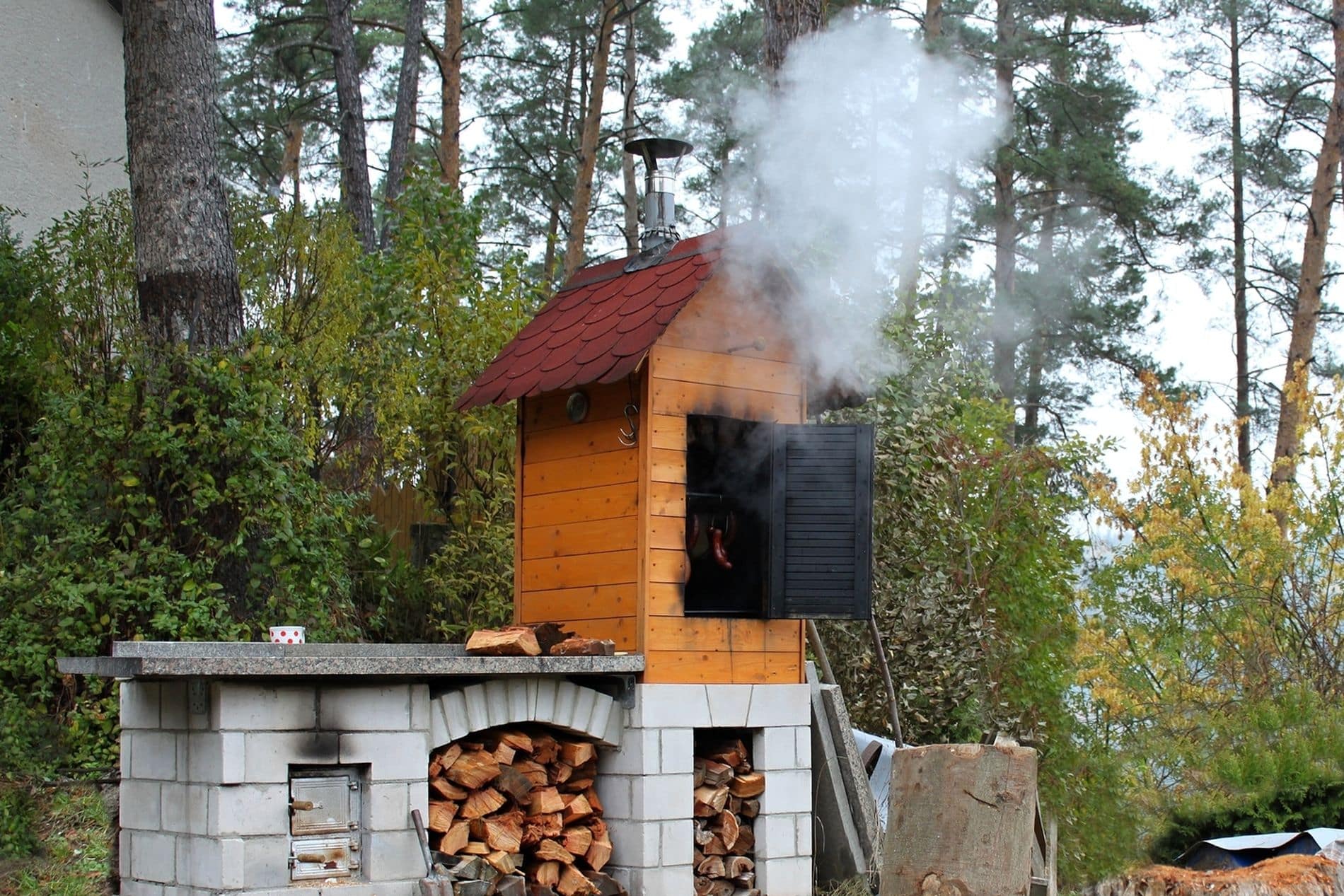 Es gibt keinen Rauch ohne Feuer und kein Räuchern ohne Rauch. So bauen Sie einen Räucherofen für Ihren Garten 