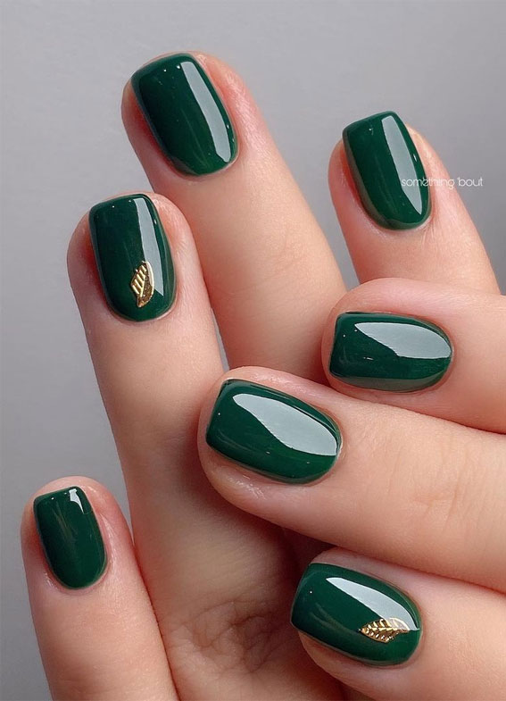 The 42 Nail Trends to Wear for Winter 2021 : Shiny Emerald Green Nails with Gold Leaf