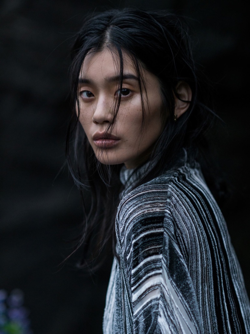 Ming-Xi-Vogue-China-January-2016-Photoshoot09