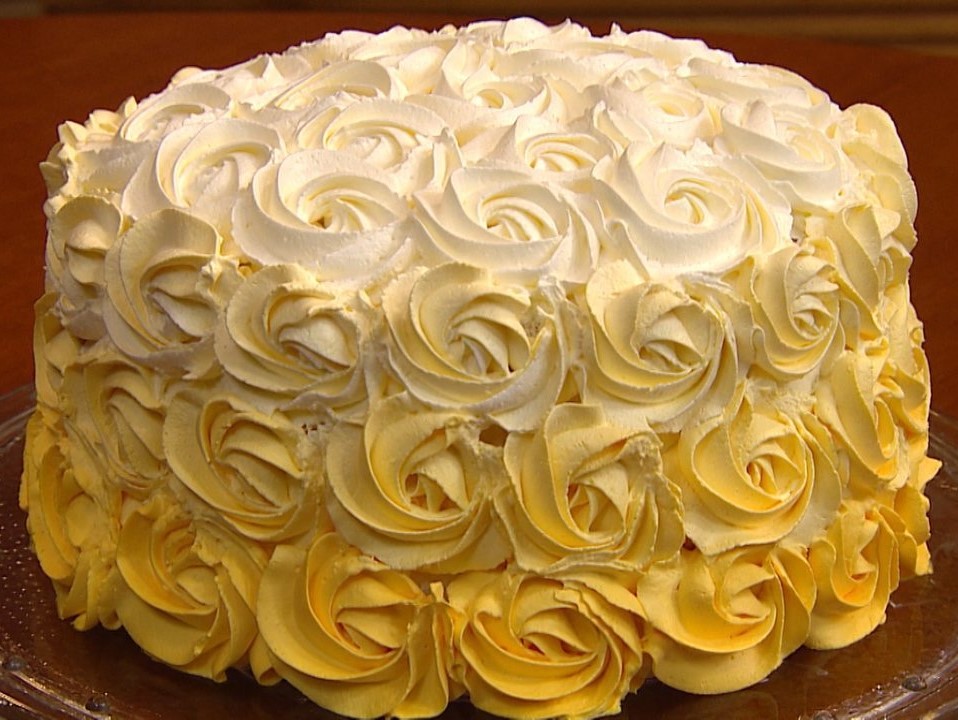 bolo amarelo chantilly