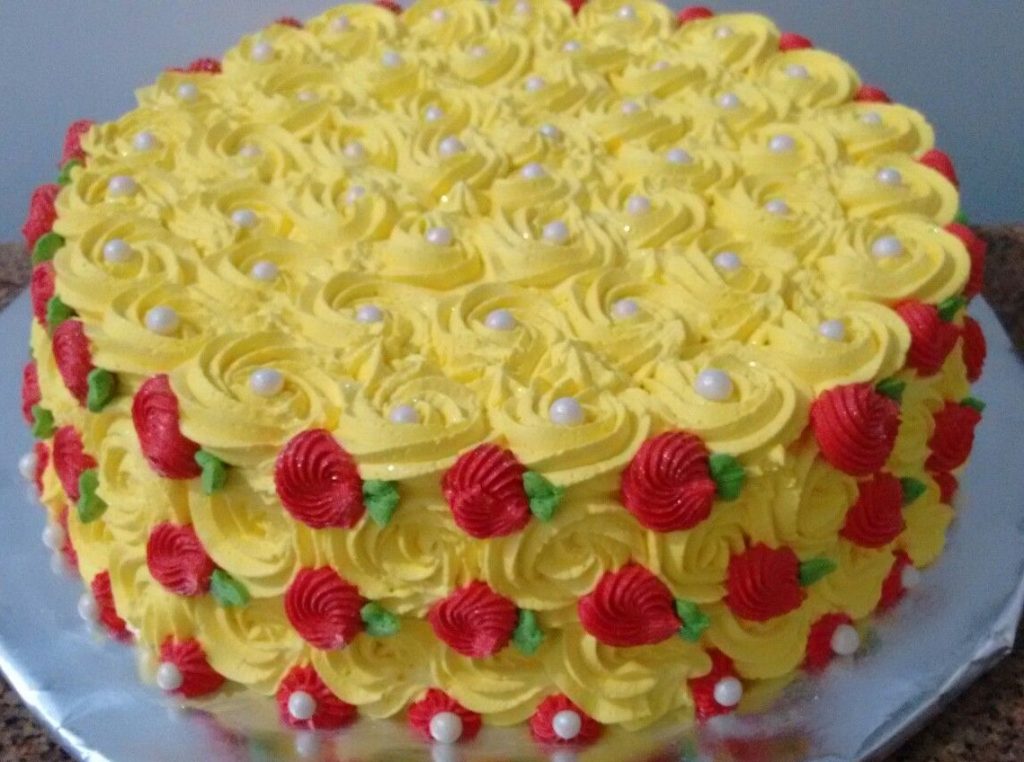 bolo amarelo chantilly