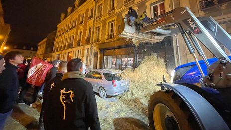 Action nocturne des Jeunes Agriculteurs de la Manche devant la permanence de la députée Anna Pic