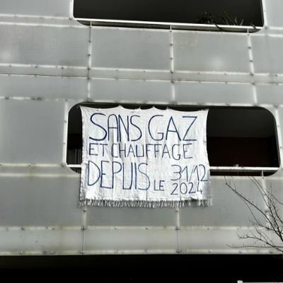 Une habitante a installé une banderole sur son balcon pour protester contre cette situation