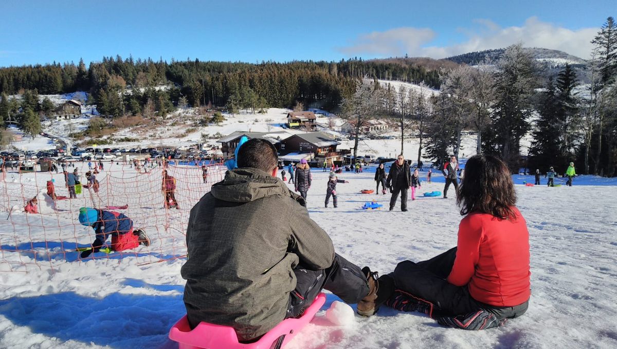 EN IMAGES - Skis, luges et bonhommes de neige sont de sortie au Bessat dans  la Loire