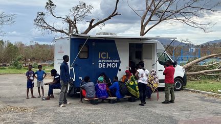 A Mayotte, un camion médicalisé prend en charge les victimes du cyclone Chido, le 20 décembre 2024. (Robin Prudent / Franceinfo)