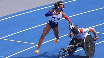 Mandy François-Elie (T37, infirme moteur cérébral) transmet le témoin à Julien Casoli (T54, fauteuil) lors du relais universel 4x100 m des Mondiaux de para-athlétisme, le 16 juillet 2023 à Paris. (FLORENT.PERVILLE)