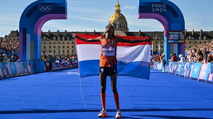 La Néerlandaise Sifan Hassan célèbre son titre olympique après avoir franchi la ligne d'arrivée du marathon, le dimanche 11 août 2024 à Paris. (ANDREJ ISAKOVIC / AFP)