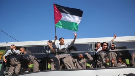 Des Palestiniens venant d'être libérés des geôles israéliennes à la faveur de l'accord d'échanges contre des otages israélient, arrivent dans la bande de Gaza, le 1er février 2025. (EYAD BABA / AFP)