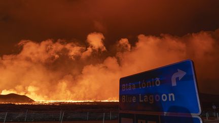 Une éruption volcanique vue depuis une route près de Grindavik (Islande), dans la nuit du 22 au 23 août 2024. (AEL KERMAREC / AFP)