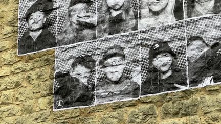 Près de 400 portraits de coureurs ont été collés sur la façade du Château de Malbrouck à Manderen-Ritzing. (France 3 Lorraine : S. Rock / E. André / J. Nidercorn)