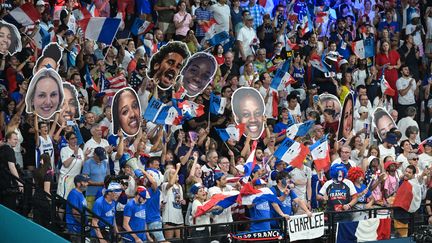 Des supporters français pendant la finale olympique du basket-ball féminin à l'Arena Bercy, le 11 août 2024. (DAMIEN MEYER / AFP)