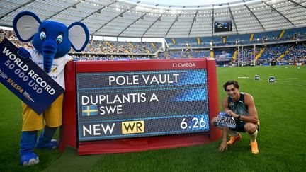 Armand Duplantis lors du meeting de Ligue de Diamant à Chorzow, en Pologne, le 25 août 2024. (SERGEI GAPON / AFP)