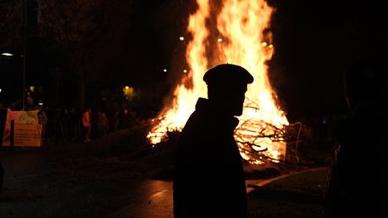 Un agriculteur devant un "feu de la colère" à Périgueux, en Dordogne, le 18 novembre 2024. (ROBIN PRUDENT / FRANCEINFO)