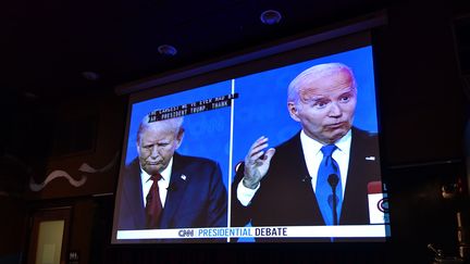 Un restaurant retransmet le débat entre le président américain Joe Biden et l'ex-président Donald Trump, à Shirlington, en Virginie (Etats-Unis), le 27 juin 2024. (CAROL GUZY / MAXPPP)