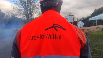 Quelque 200 personnes ont manifesté le 26 novembre 2024 devant le site ArcelorMittal de Denain, dans le Nord. (JULIETTE BOURGAULT / RADIO FRANCE)