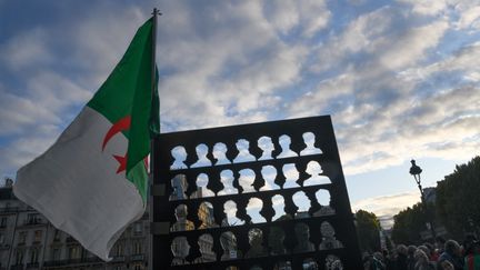 Une stèle au niveau du pont Saint-Michel à Paris en hommage aux victimes algériennes du 17 octobre 1961. (JEROME LEBLOIS / HANS LUCAS / VIA AFP)