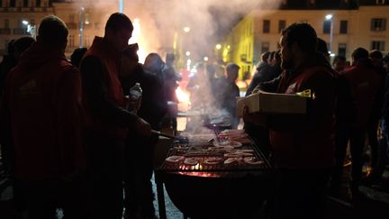 Des agriculteurs manifestant contre l'accord de libre-échange UE-Mercosur organisent un barbecue à Périgueux (Dordogne), le 18 novembre 2024. (ROBIN PRUDENT / FRANCEINFO)