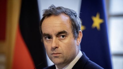 Le ministre des Armées, Sébastien Lecornu, lors d'une conférence de presse à Paris, le 23 janvier 2025. (SERGE TENANI / HANS LUCAS / AFP)