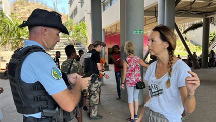 A Mayotte, l'infirmière Céline Lesburgueres alerte sur les conditions d'hygiène précaires dues au manque d'eau et au risque d'épidémie de choléra, le 21 décembre 2024. (ROBIN PRUDENT/FRANCEINFO)