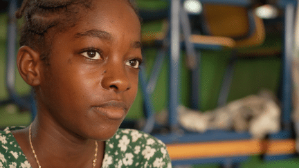 Moulaida, 14 ans, sinistrée du cyclone Chido, à Koungou (Mayotte), le 20 décembre 2024. (HIPPOLYTE RIOU DU COSQUER / FRANCE TELEVISIONS)