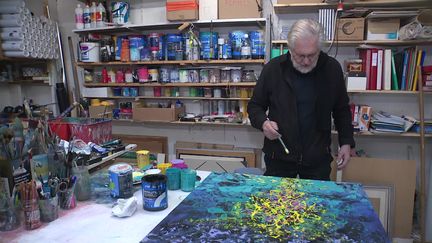 Dans son atelier à proximité du golf de Cherbourg (Manche), Michel Larivière a stocké plus d'une centaine d'œuvres. (France 3 Normandie : S. Rouil / M. Saint-Jours / E. Desrame)