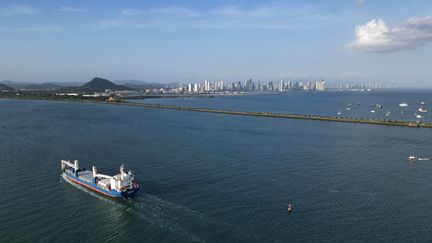 Un cargo entre dans le canal de Panama, du côté de l'océan Pacifique, à Panama City, le 4 février 2025. (MARTIN BERNETTI / AFP)