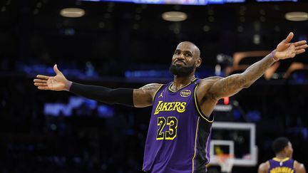 LeBron James face aux Golden State Warriors, le 6 février 2025. (RONALD MARTINEZ / GETTY IMAGES NORTH AMERICA / AFP)