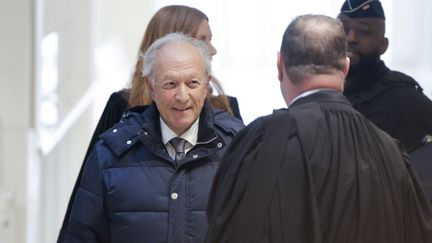 Thierry Gaubert, ex-collaborateur de Nicolas Sarkozy, arrive au tribunal judiciaire de Paris le 6 janvier 2025. (THIBAUD MORITZ / AFP)