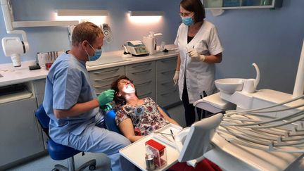 Une patiente sur un fauteuil de dentiste. Photo d'illustration. (MARIE-JEANNE DELEPAUL / FRANCE BLEU CREUSE)