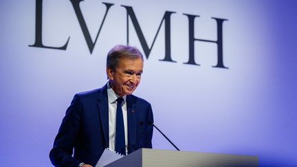 Bernard Arnault, le PDG du groupe de luxe LVMH, présente les chiffres annuels de l'entreprise lors d'une conférence de presse à Paris, le 28 janvier 2025. (DIMITAR DILKOFF / AFP)